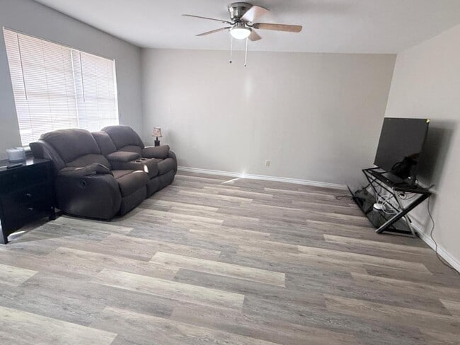 Building Photo - 1038 N Wells St