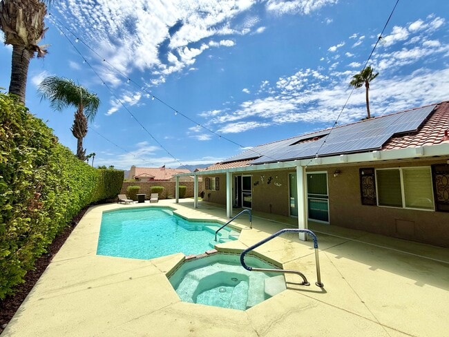 Building Photo - Landau Manor - FANTASTIC 4Br/2ba/3 car garage w/ POOL & SOLAR!