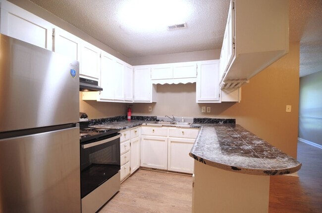 Photo - 2425 Tuxedo Dr NW