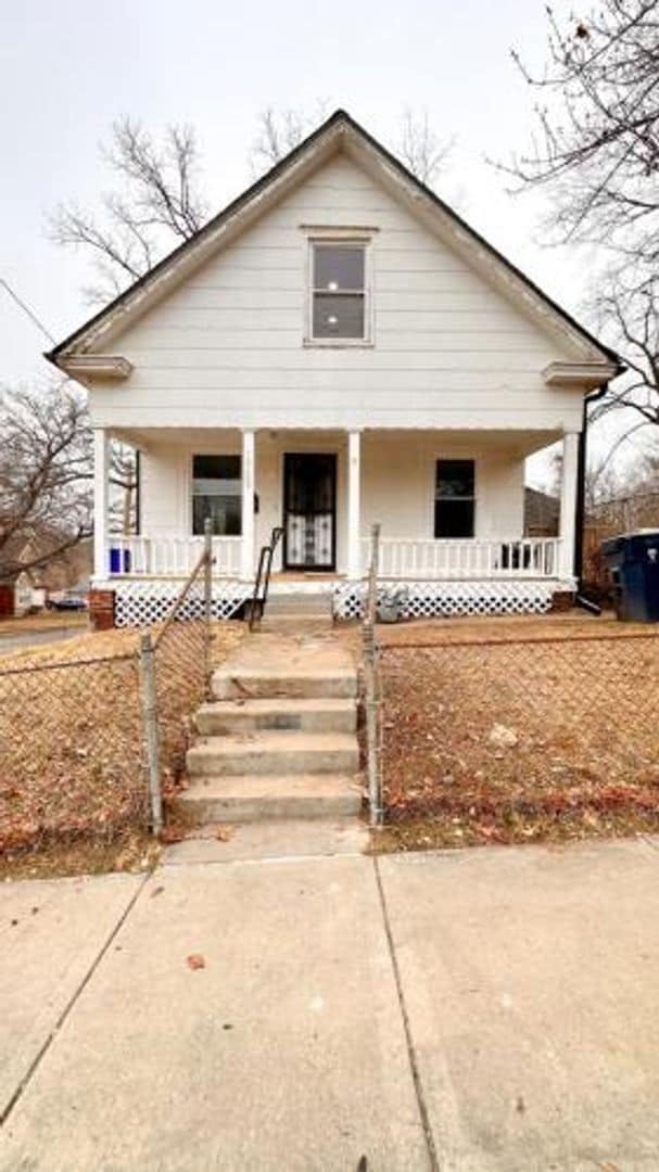 Building Photo - Spacious 3BR / 2BA Home – Private Upstairs Living Area & Fenced Backyard