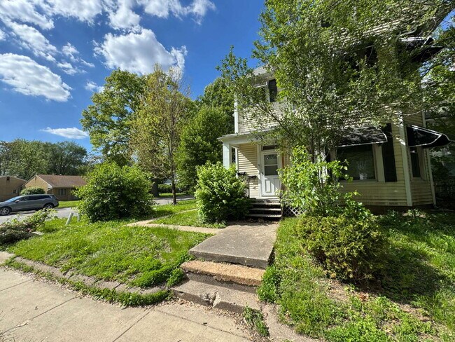 Photo - "Cozy 1-Bedroom Gem in Springfield's Heart – Your Perfect Urban Retreat!" Unit 1
