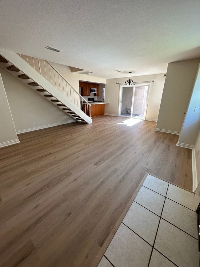 Sala de estar con chimenea - 13784 Sycamore Tree Ln Casa Adosada