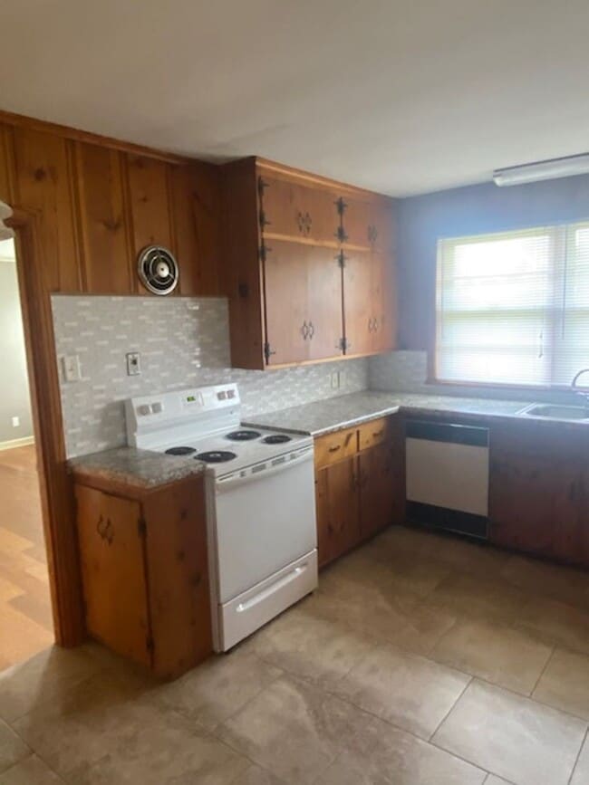 Photo - Renovated 3 Bedroom 3 Bath Home with Gameroom/4th Bedroom for Rent!