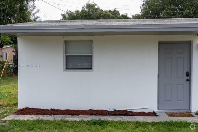 Building Photo - 5500 SW 32nd St Unit 1 Rental
