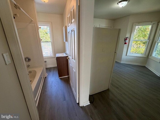 Photo - 110 W Main St Unidad B