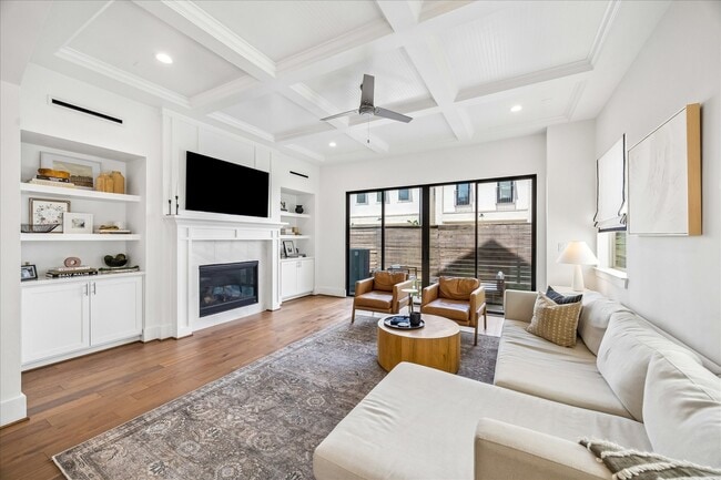 Photo - 852 Fisher St