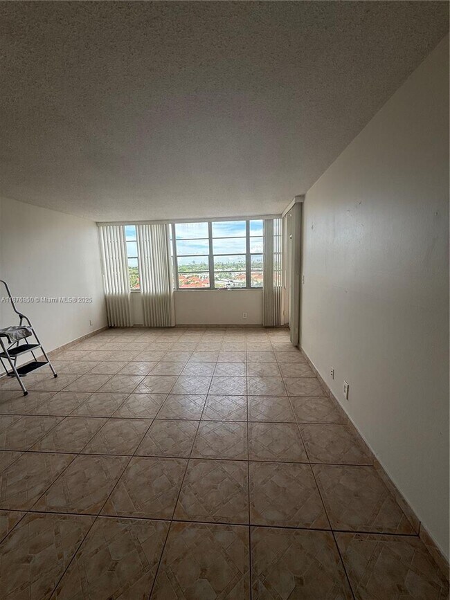 Photo - 2025 NE 164th St Unidad 806