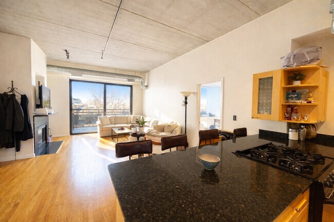 Photo - 1735 W Diversey Pkwy Unit 408