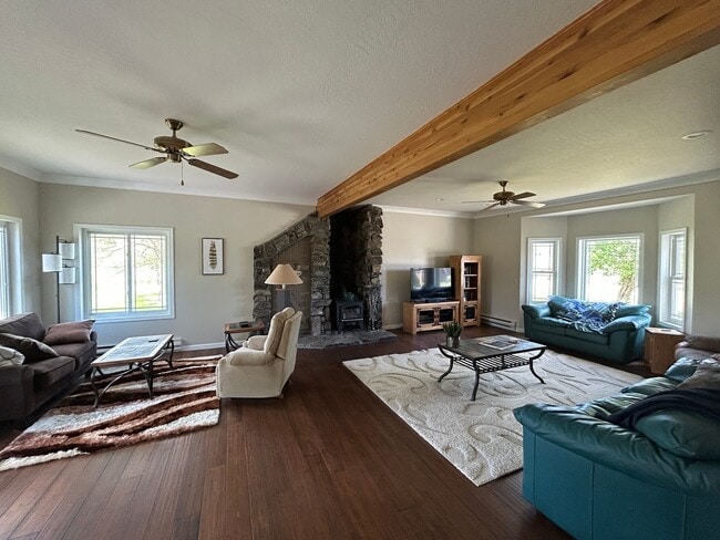 Building Photo - Breathe Taking Views with this 4 bed 3.5 bath home!