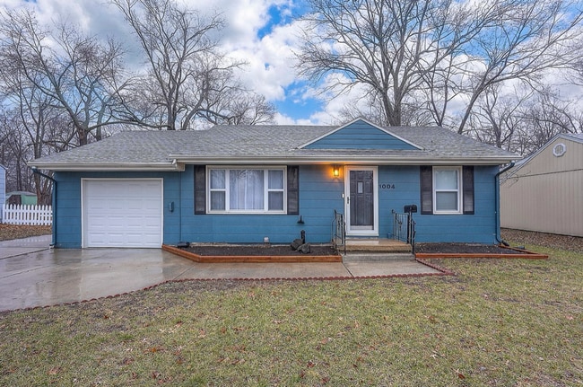 Cute Two Bedroom Home in Olathe - Cute Two Bedroom Home in Olathe