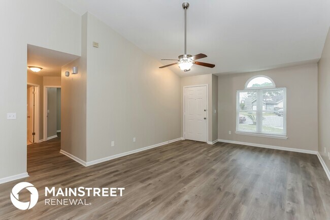 Photo - 1541 Kingfisher Ln N