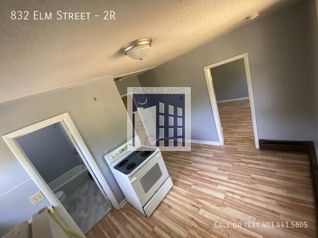 Building Photo - 832 Elm St Unit 2R