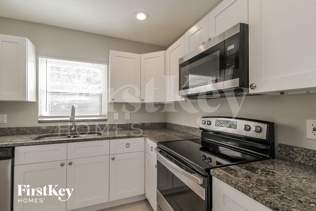 1833 Pineview Cir