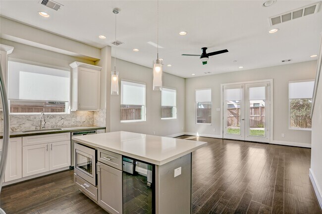 Photo - 2413 Chapman St