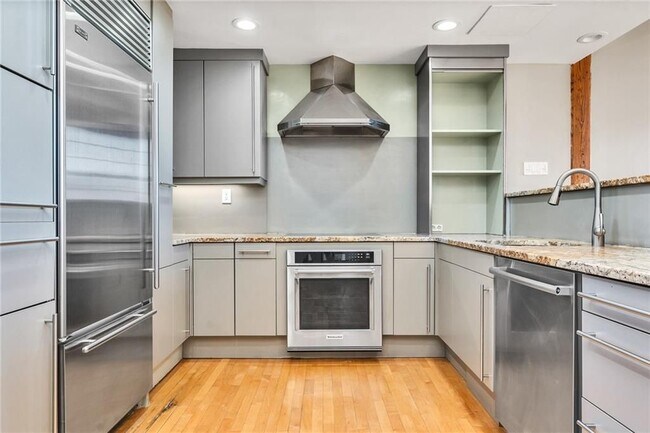 Photo - 555 S Water St