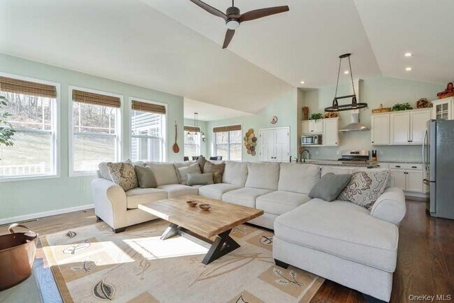 Photo - 861 Lattintown Rd