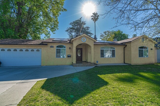 Building Photo - COMING SOON! Spacious Single-Story 3-Bedro... Rental
