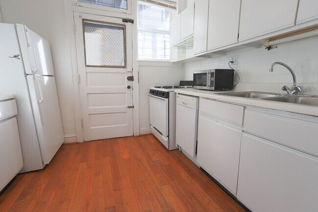 Photo - 621 W Cornelia Ave Unit J01P