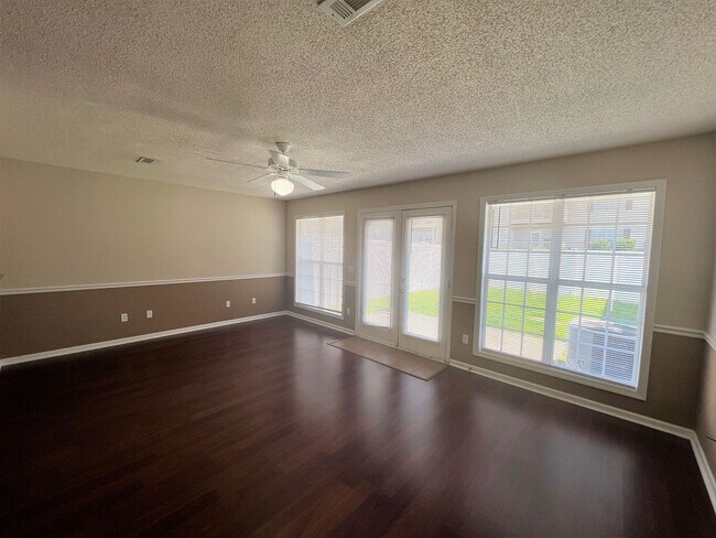 Photo - 205 Wakefield Way Unidad 1