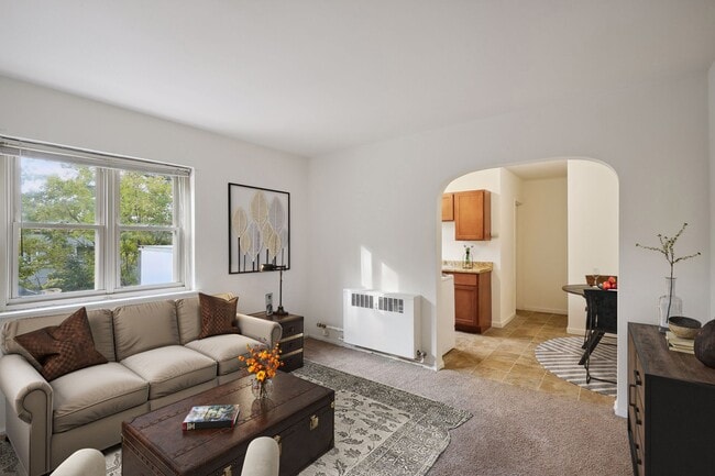 Building Photo - Spacious Top-Floor 1BR on Beautiful Iris P... Unit 27