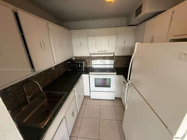 Building Photo - 6675 W 4th Ave Unit 402 Rental