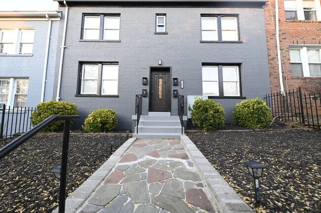 Building Photo - 25% Off Dec Rent for 12/15/25 Lease up BAND NEW 2 + 1 /// low utilities Unit 4