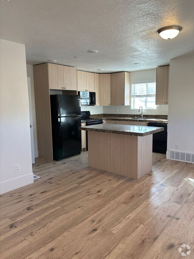 Building Photo - Pet Friendly Townhome