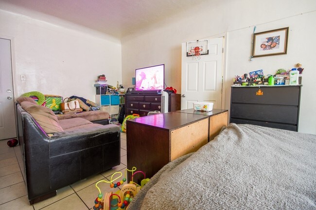 Interior del estudio - 7004 Middleton St