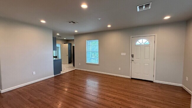 Photo - Newly renovated 3 bedroom 2 bath home centrally located! Unidad A