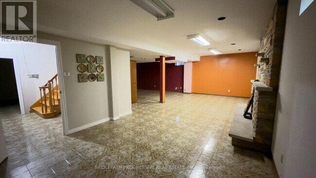 Photo - 589 Sheppard Ave E
