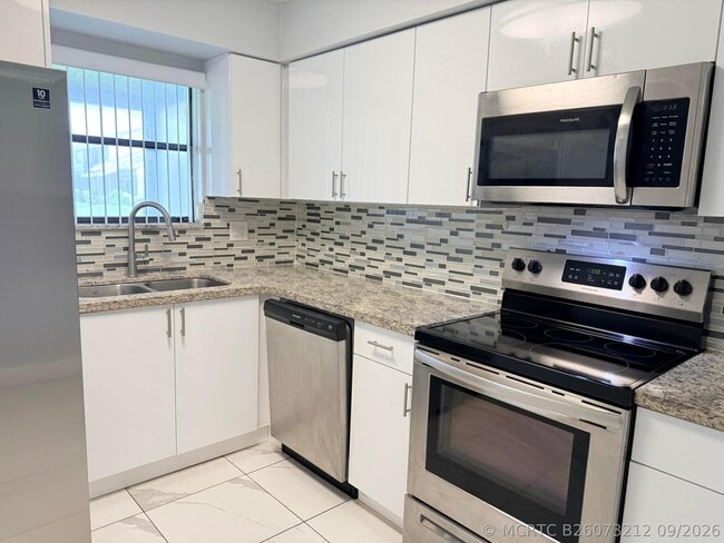 1104 Riverside Dr