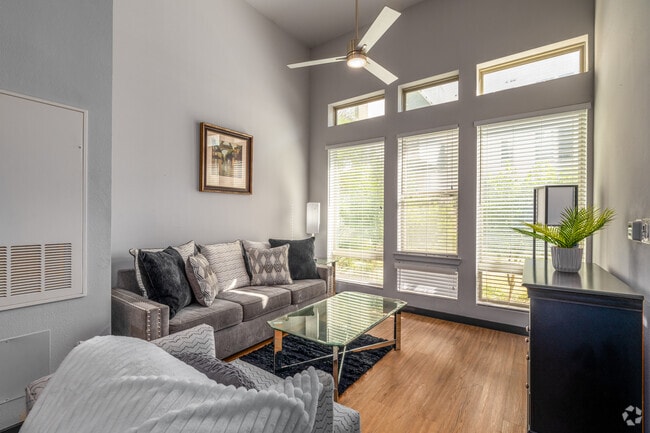 1BR, 1BA - 684SF - Living Room