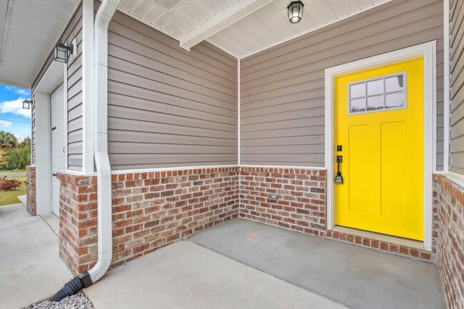 Photo - Modern 3 Bedroom Townhome!!
