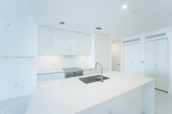 Photo - 700 NE 24th St Unidad 1904