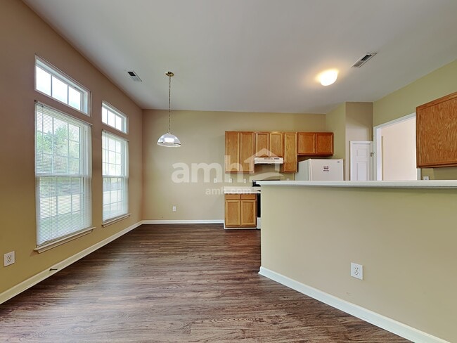 Photo - 127 Bathurst Ln