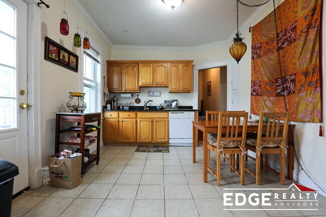 Building Photo - 54 Tremont St Unit 2 Rental