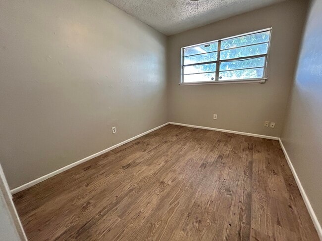 Photo - 1613 69th St