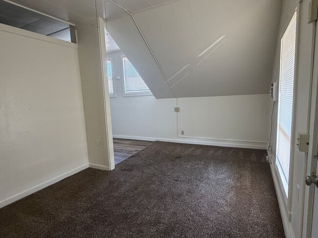 Building Photo - 2920 NE Riverside Ave Unit 204