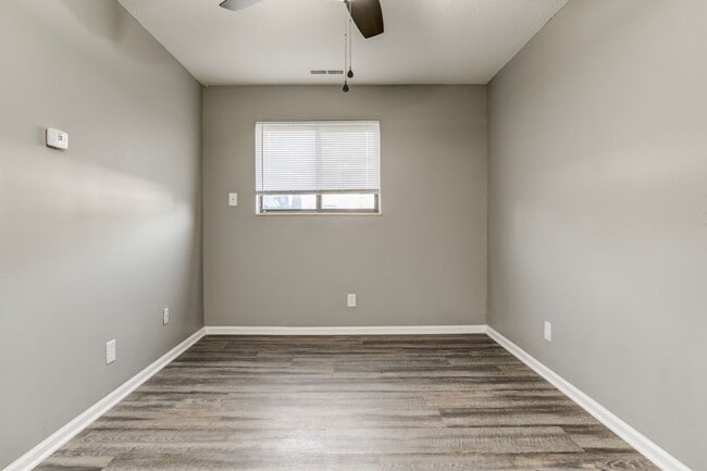 Photo - Glen Oaks Apartments