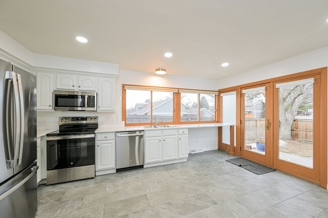 Photo - Spacious 4 Bed/2 Bath in Desirable Willow Creek.