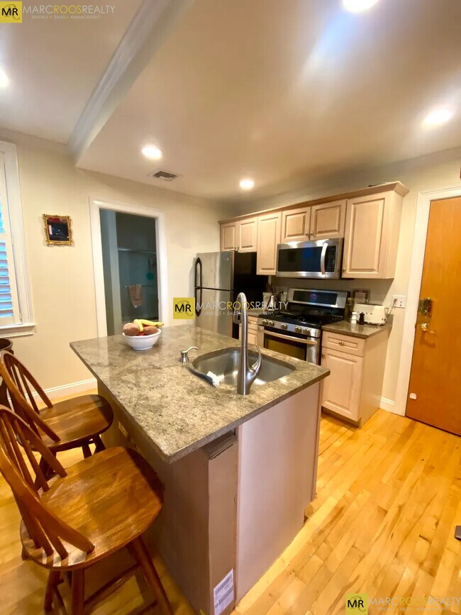 Photo - 452 Hanover St