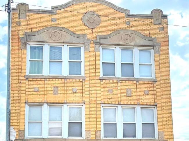 Building Photo - 4343 W Diversey Ave