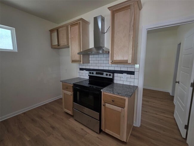 Photo - 100 E 7th St