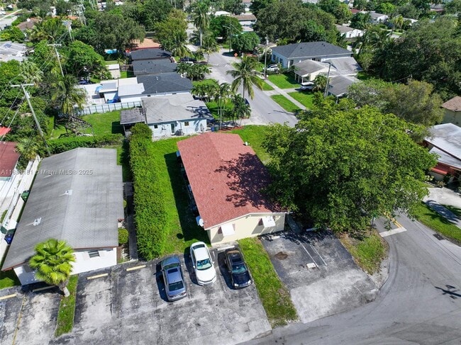 Building Photo - 821 SW 7th Ave Unit 2