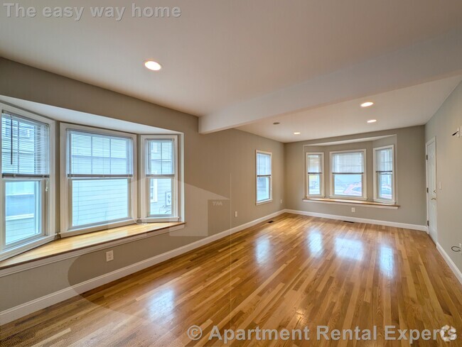 Building Photo - TUFTS/Townhouse 4BR- 2.5 Baths - Parking -...