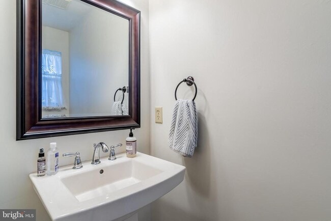 Photo - 3463 Chestnut St