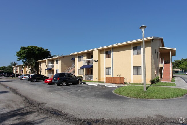 Primary Photo - The Laurels at Sherwood