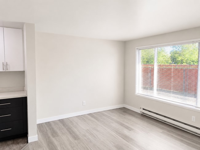 Building Photo - 703 Woodford Ave N Unit 2