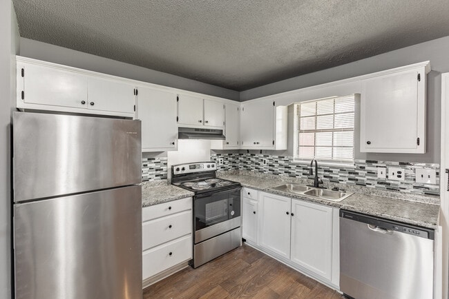 Full Kitchen - Greenbrier Apartments
