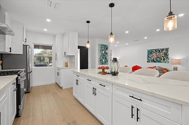 Photo - 5815 Saloma Ave